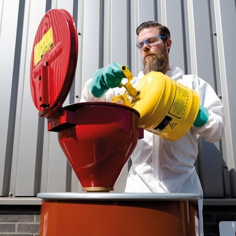 Justrite Steel Drum Funnel for Flammables, 6" Flame Arrester, Self-Closing Cover, 2" Bung, Red - 08207 - Image 3