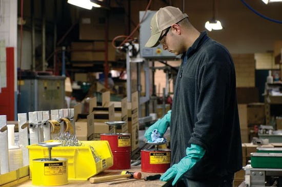 Justrite 2 Quart Steel Plunger Dispensing Can, Perforated Pan Screen Serves as Flame Arrester, Red - 10208 - Image 3